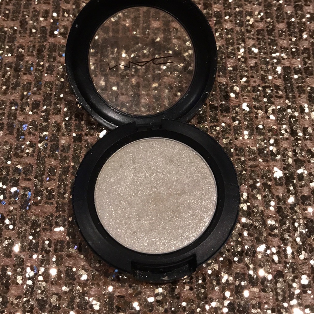 MAC pressed pigment Flicker. Super gorgeous